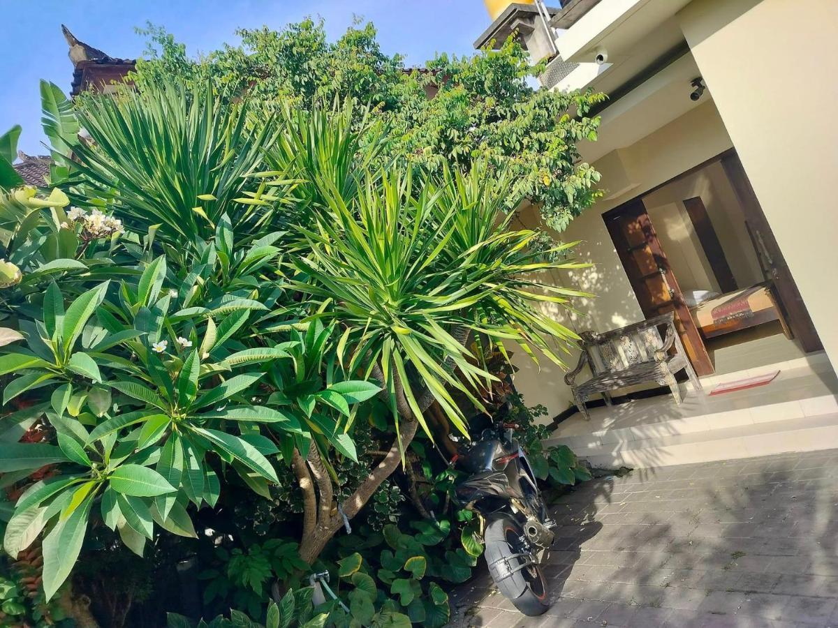 דנפסאר Villa Layang Bulan A Homey Guesthouse For Men Near The Beach In North Kuta מראה חיצוני תמונה